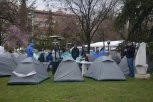 STRAŠNA PROVOKACIJA U PIONIRSKOM PARKU! Studenti blokaderi prete studentima koji žele da uče (VIDEO)