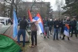 ŠTA BI ONI DRUGO MOGLI? Studenti blokatori UPALI u Pionirski park da PROVOCIRAJU studente koje žele da uče!  (VIDEO)