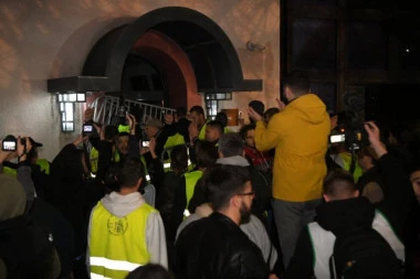 KRVNIČKI SE ZALEĆE I UDARA POLICAJCA! Ovo je napadač, posle udarca beži kao kukavica! (VIDEO)