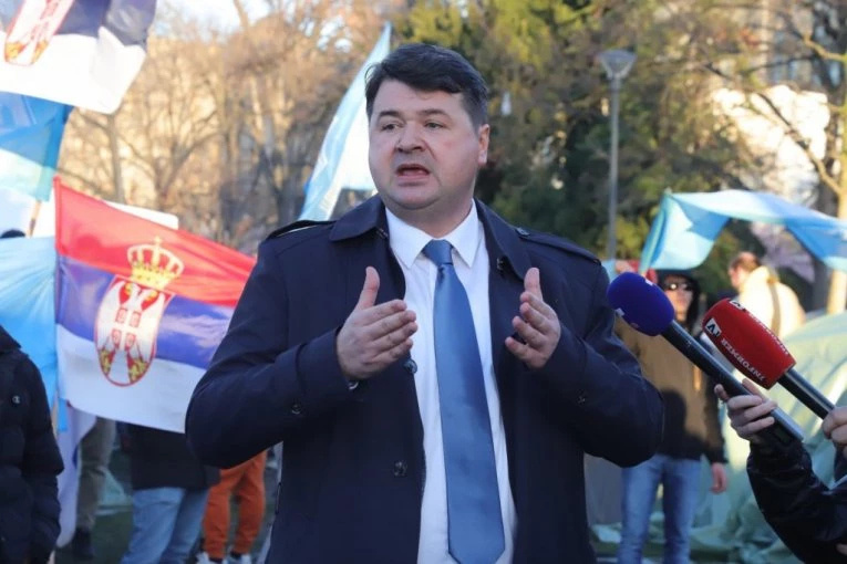 POLITICI NIJE MESTO NA NAŠIM FAKULTETIMA! Profesor Vladan Petrov podržao studente koji žele da uče: "SVI IMAJU ISTA PRAVA I OBAVEZE"! (FOTO)