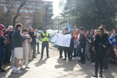 STRAŠNO! OVAKO JE IZGLEDAO NAPAD NA MILOŠA PAVLOVIĆA! Skloni se od mene, skloni se! Branili su se studenti! (VIDEO)