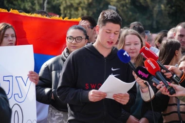 STUDENTI KOJI ŽELE DA UČE TUŽILI REKTORA UNIVERZITETA U NIŠU! Pavlović: "Ostaćemo u Pionirskom parku, zasadićemo cveće"!