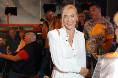 IRINA VUKOTIĆ U KOMPLETU OD KOG ZASTAJE DAH: Suknja nikad kraća, jači pol u transu, a žene se utrkuju gde da nabave iste komade garderobe! (FOTO)