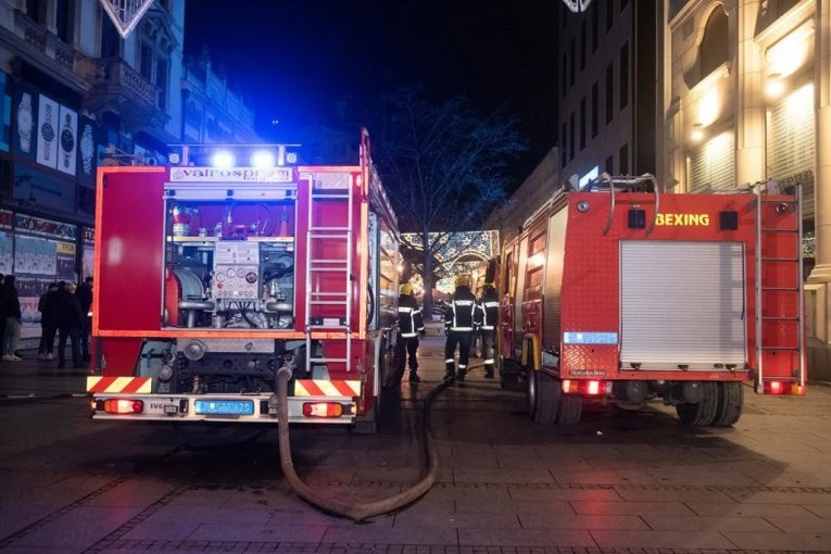 PLANULO U TRENUTKU! Drama u Zubinom Potoku, požar progutao ambulantu! (FOTO)