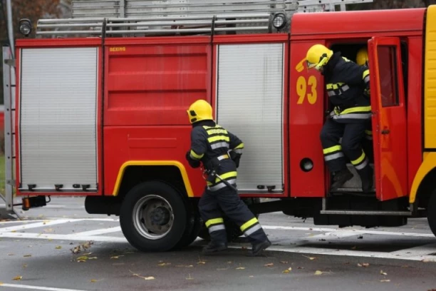 POŽAR U CENTRU ČAČKA! Zapalio se stan u stambenoj zgradi: Vatrogasci na licu mesta!