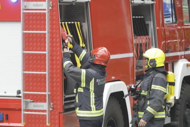 DIM KULJA IZ PROSTORIJA POZNATE BANKE U CENTRU BEOGRADA! Hitne službe na terenu!