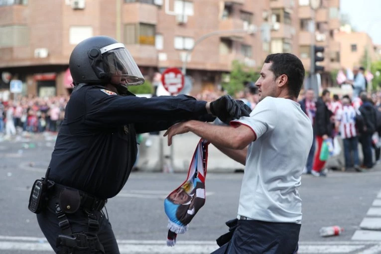 ŽESTOK SUKOB NAVIJAČA PRED DERBI: Incident morala da smiruje policija! (VIDEO)