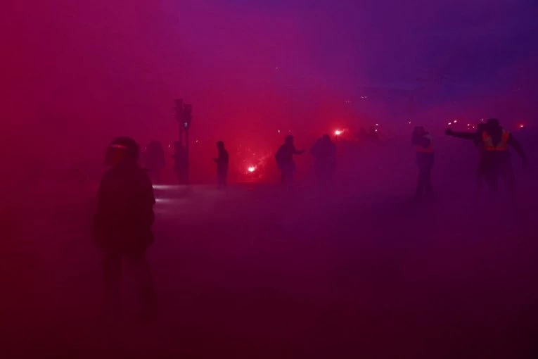 ŽESTOK SUKOB NAVIJAČA PRED DERBI: Incident morala da smiruje policija! (VIDEO)