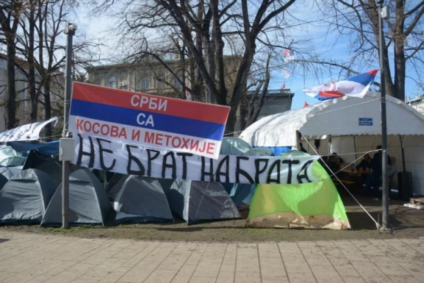 OPKOLILI SU NAS, PA ZASULI KAMENICAMA! Student opisao jučerašnje jezive scene u Pionirskom parku! (VIDEO)