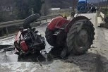 TRAKTOR PREPOLOVLJEN, AUTOMOBIL ODLETEO S PUTA! Stravičan sudar kod Kraljeva! (FOTO)