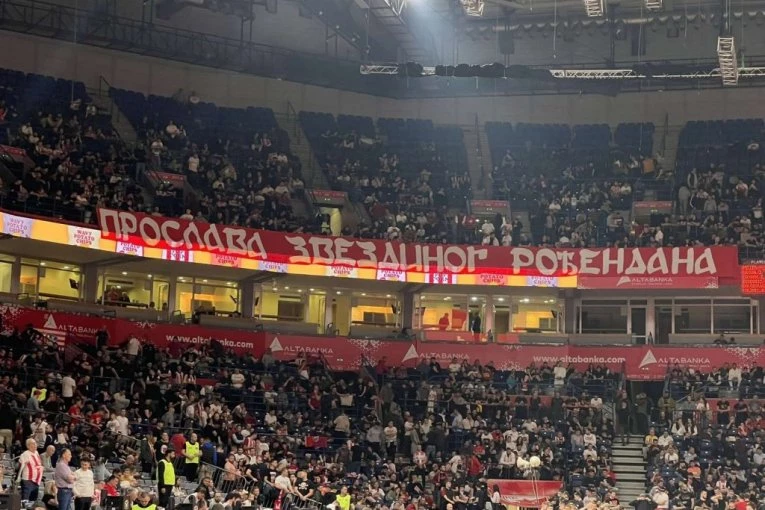 NAVIJAČI POSLALI JASNU PORUKU  IZ ARENE: Ovo svi Zvezdaši morjau da znaju! (FOTO GALERIJA)