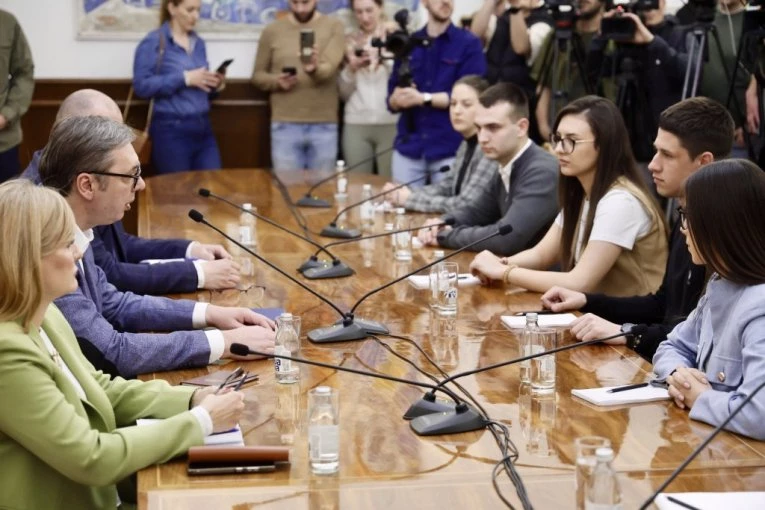 "JA SAM ĆACI!" Vučić sa studentima koji žele da uče: Kad god vam bude teško, doći ću da budem u Ćacilendu (VIDEO)