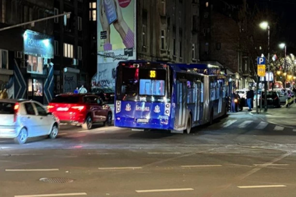 UDES U CENTRU BEOGRADA! Sudarili se autobus i automobil! (FOTO)