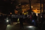 BLICEVE NA MOBILNIM UPERILI U NEBO! Studenti koji hoće da uče izveli performans! (VIDEO)