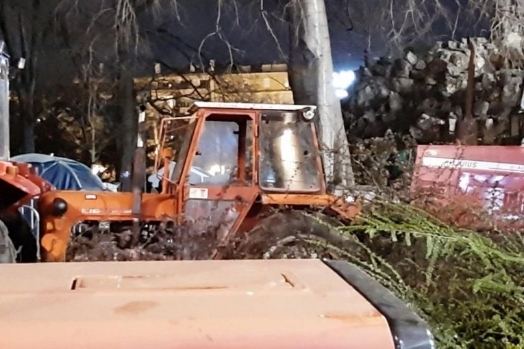 KATASTROFALNE SLIKE ISPRED PIONIRSKOG PARKA: Demonstranti unuštili traktore! (FOTO)