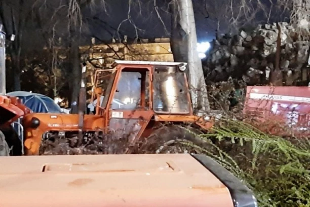 KATASTROFALNE SLIKE ISPRED PIONIRSKOG PARKA: Demonstranti unuštili traktore! (FOTO)