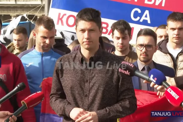 BACALI SU KAMENICE , TOPOVSKE UDARE NA NAS! Burna noć za studente u Pionirskom parku: Pavlović: Niste nas oterali, ne možete da nas oterate!