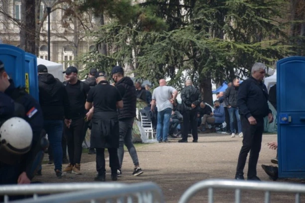 BLOKADERI IH CELU NOĆ ZASIPALI KAMENICAMA, A EVO ŠTA ONI DANAS RADE! Studenti koji žele da uče objavili novi snimak! (VIDEO)