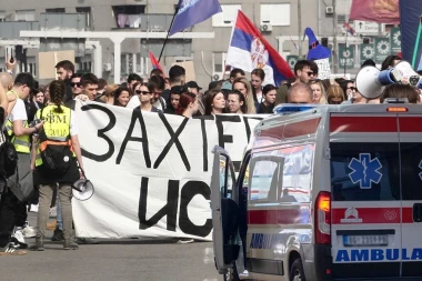 SAZNAJEMO! POVREĐENO TROJE LJUDI U ŽARKOVU! Ovo su detalji gaženja na protestu! TINEJDŽER PREVEZEN U URGENTNI CENTAR!