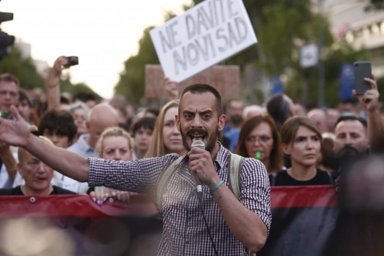 SAOBRAC DEČKA MILE PAJIĆ SE UDRUŽIO SA ĐUKANOVIĆEM! Prvo je napadao srpsku policiju, sada skrnavi TROBOJKu i napada VUČICA!