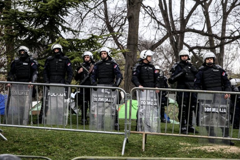 "IZ PIONIRSKOG PARKA POSLALI SMO PORUKE MIRA I TOLERANCIJE!" Oglasili se studenti koji žele da uče nakon sinoćnjeg protesta u Beogradu! (VIDEO)