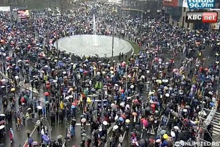 JAVAŠLUK ORGANIZATORA PROTESTA: Žena se popela na binu počela da CIMA MIKROFON (VIDEO)