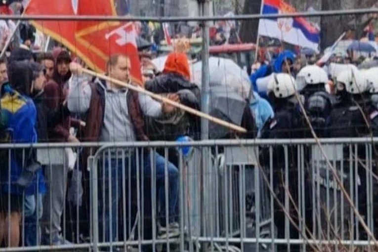 ŠTAPOM NA POLICAJCA! Frapantan incident ispred Narodne skupštine! (FOTO)