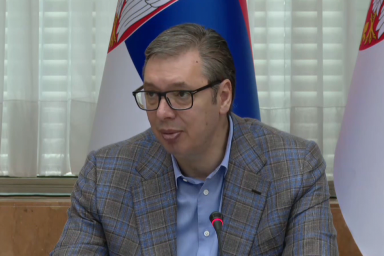 NASTAVITE DA POBEĐUJETE I PONOSNO NOSITE SRPSKU TROBOJKU Predsednik Vučić čestitao srpskim bokserkama na velikom uspehu u Nišu