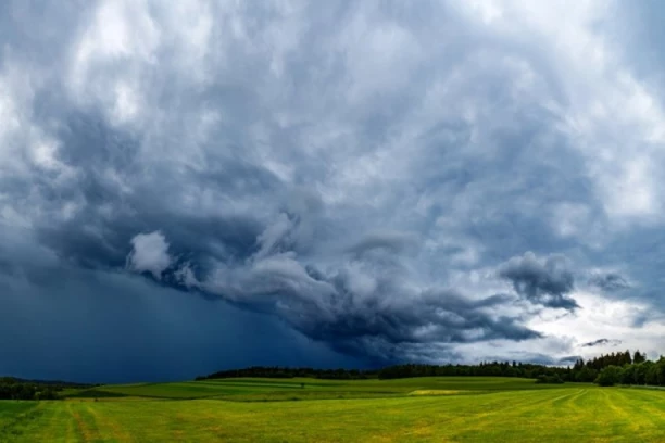 "TRI DANA SKORO NEĆEMO VIDETI SUNCE": Alarmantno upozorenje meteorologa na PRLJAVE KIŠE I SNEG