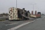 TERET PAO SA ŠLEPERA, PRIKOLICA NA KROVU! Nesreća na autoputu Miloš Veliki, od SILINE UDARCA došlo do okretanja! (VIDEO)