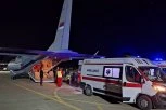 AVION SA NOVOM TUROM PACIJENATA IZ KOČANA SLETEO U BATAJNICU: Osam saniteta i policijska pratnja prevoze povređene!