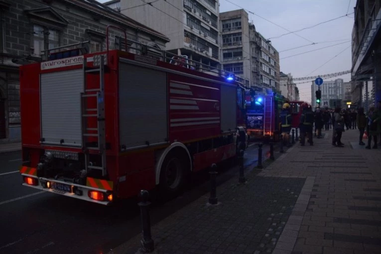 "U TOKU JE SANACIJA, KLIJENTI ĆE BITI BLAGOVREMENO OBAVEŠTENI O MOGUĆNOSTI PRISTUPA SEFOVIMA"! Oglasila se Banka Poštanska štedionica posle požara u njihovoj ekspozituri u Vasinoj!