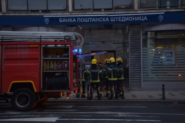 EKSPOZITURA ZATVORENA, RADNICI JOŠ UNUTRA! Detalji drame u centru Beograda, dim kuljao iz poznate banke! (FOTO)