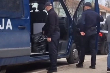 POLICIJA IZNOSI DOKAZE U CRNIM VREĆAMA: Samo ovo je ostalo nakon UŽASA U KOČANIMA (VIDEO)