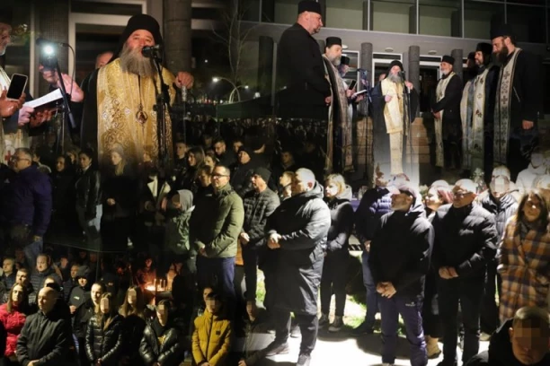 POTRESNE SCENE U KOČANIMA: Dok sveštenici služe opelo za 59 žrtava, tuga na licima okupljenih SLAMA SRCE NA KOMADE (FOTO/VIDEO)