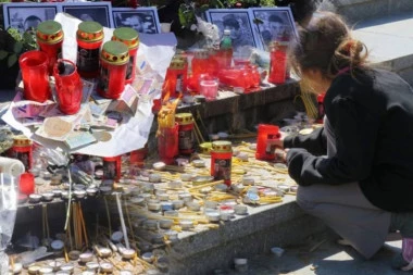 PRVE REČI PREŽIVELE PEVAČICE IZ GRUPE DNK! Ana se oglasila na dan SAHRANE nastradalih kolega u požaru: Deo moje druge PORODICE je otišao (FOTO)