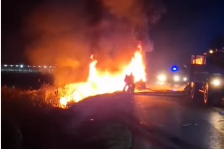 VOZILO U PLAMENU, SUMNJA SE DA IMA VIŠE MRTVIH! Teška nesreća kod Melenaca! (VIDEO/FOTO)