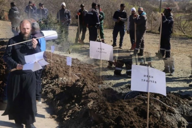 SCENA KOJA KIDA DUŠU! Pripremaju se rake za sahranu nastradalih u Kočanima, PORED SVAKE IME! (FOTO, VIDEO)