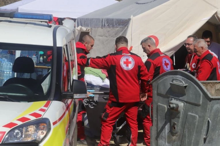 MAJKA ŽRTVE U KOČANIMA IZNESENA NA NOSILIMA! Ljudi ne mogu da izdrže bol, scene neizmerne tuge na groblju! (FOTO)