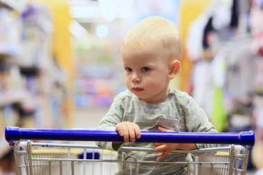 VOZILA JE SINA KROZ PRODAVNICU, A ONDA MU JE ODJEDNOM PRIŠAO STARAC I GURNUO MU NEŠTO U DŽEP: "Pretrnula sam od straha, kad sam mu videla OČI, sve mi je bilo jasno"!