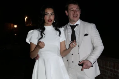 ŠOK-BOMBA UŽIVO NA PINKU, TANJA SAVIĆ SAOPŠTILA SREĆNE VESTI U EMISIJI: Pevačica jedva čeka da rodi DETE Mukiju!