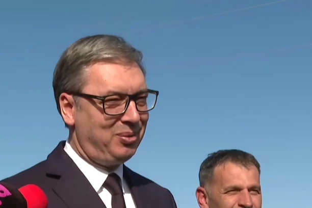 VUČIĆ OBILAZI TOPLIČKI OKRUG: Predsednik stigao u Donje Grgure; Strašno nam je važno da u ovakve stvari ulažemo! (VIDEO)