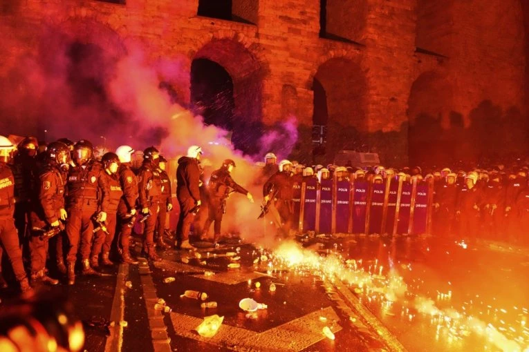 DEMONSTRANTI RUŠE BARIJERE I SUKOBLJAVAJU SE SA POLICIJOM: Haos u glavnom gradu Turske