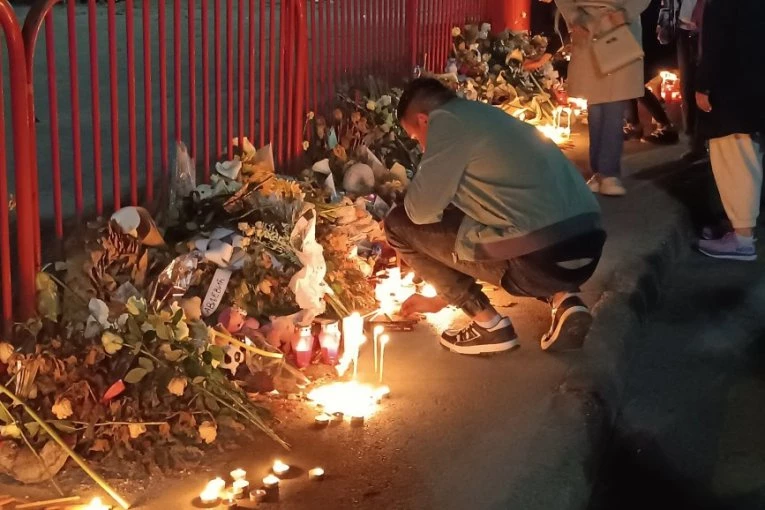 GRAĐANI NOVOG SADA I ZMAJEVA ODALI POČAST VUKAŠINU CRNČEVIĆU! Potresnim rečima se oprostili od 16. žrtve pada nadstrešnice! (FOTO)