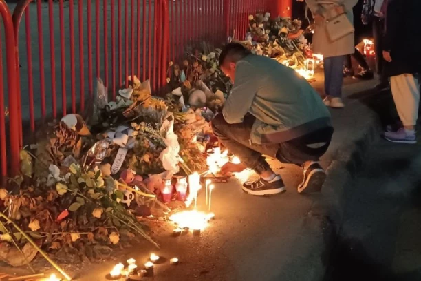 GRAĐANI NOVOG SADA I ZMAJEVA ODALI POČAST VUKAŠINU CRNČEVIĆU! Potresnim rečima se oprostili od 16. žrtve pada nadstrešnice! (FOTO)