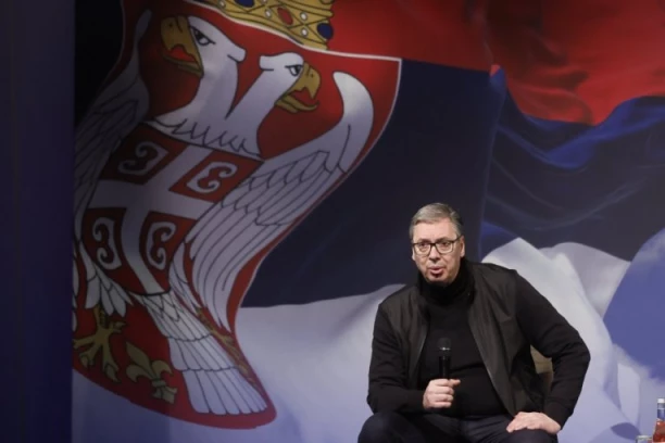 VUČIĆ U STAJKOVCU KOD VLASOTINCA! Obilazi gazdinstvo Nastića, građani došli sa svojim problemima!