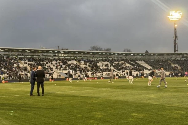 GROBARI I ARMEJCI SPREMNI ZA MEČ! Veliki broj navijača je došao da podrži bratski meč između Partizana i CSKA!