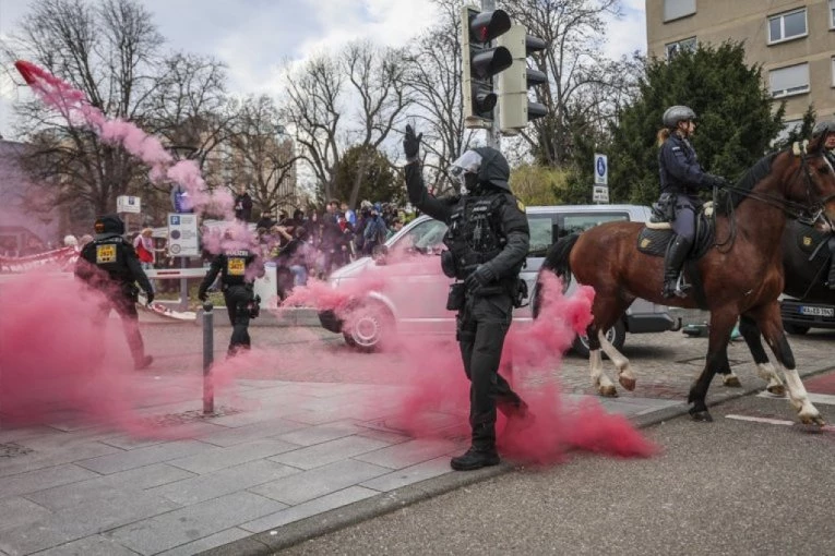 HAOS NA PROTESTU: Sukobili se demonstranti sa učesnicma kontraprotesta, POLICIJA POČELA DA HAPSI