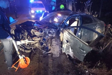 "AUDI" SMRSKAN DO NEPREPOZNATLJIVOSTI: Žestok udes kod Banjaluke, tri osobe povređene (FOTO)