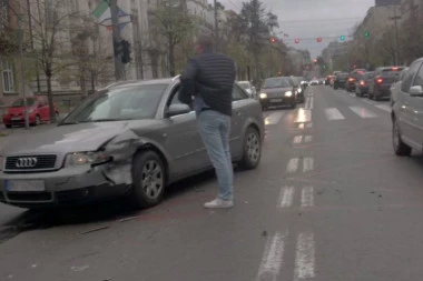 SILOVIT SUDAR U CENTRU BEOGRADA! Na audiju smrskan prednji deo! (VIDEO)